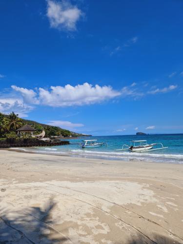 Anom-Mendira-beach-Candidasa-Bali-boats-2