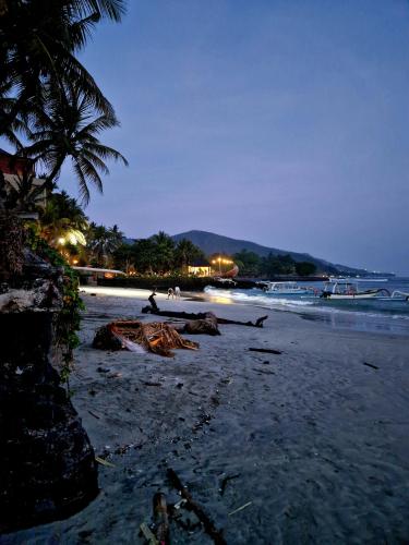 Anom-Mendira-beach-Candidasa-Bali-by-night