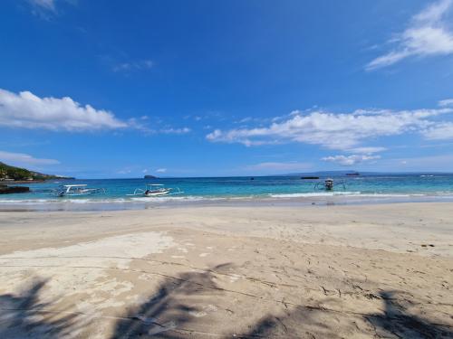 Anom-Mendira-beach-Candidasa-Bali-local-boats
