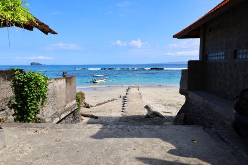 Anom-Mendira-beach-Candidasa-Bali-parking-2