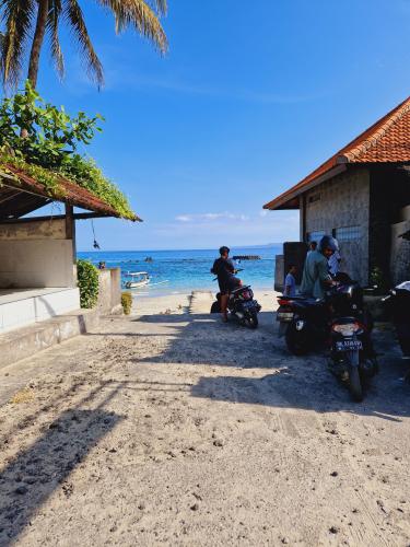 Anom-Mendira-beach-Candidasa-Bali-parking