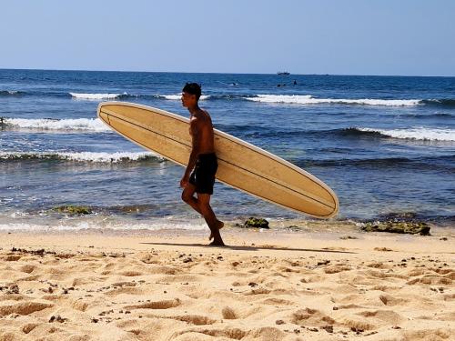 Balangan-Beach-Nusa-Dua-Bali-surfer