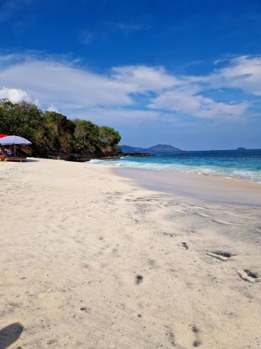 Bias-Tugel-beach-Padang-Bai-Bali-Candidasa-view