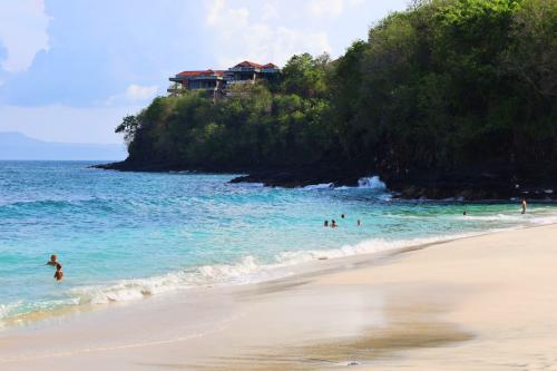 Bias-Tugel-beach-Padang-Bai-Bali-cliff