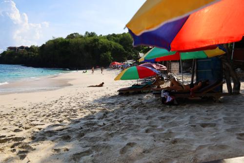 Bias-Tugel-beach-Padang-Bai-Bali-umbrellas