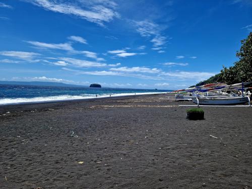 Bug-Bug-Beach-Bali-boats-and-fisherman
