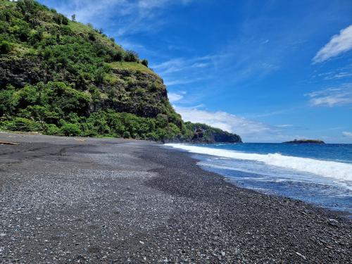 Bug-Bug-Beach-Bali-cliff