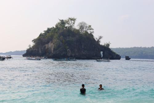 Crystal-Bay-Nusa-Penida-small-island