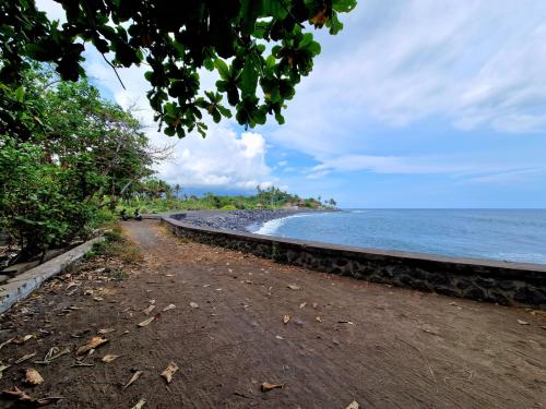 Jasri-Beach-Bali-more-of-a-wall