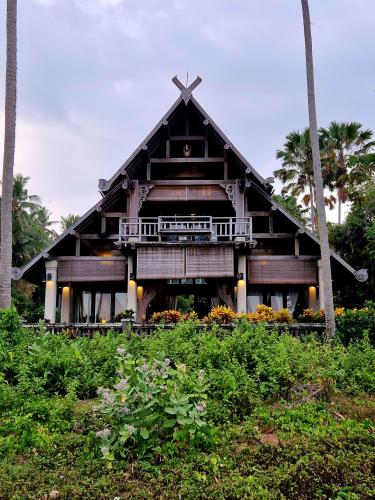 Jasri-Beach-Bali-old-villa