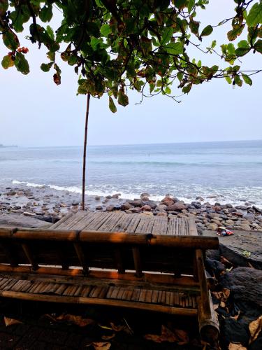 Jasri-Beach-Bali-sunbeds