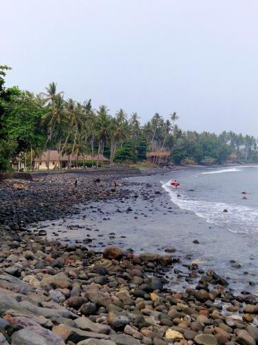 Jasri-Beach-Bali-surfers