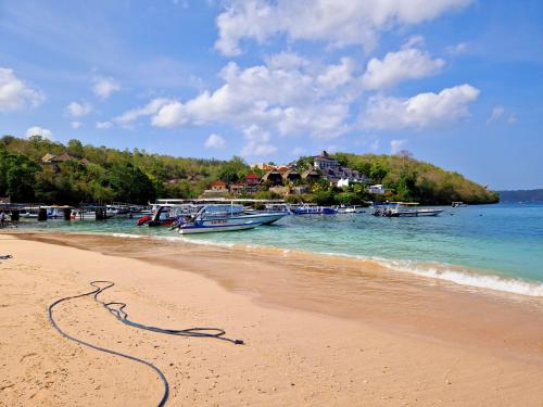 Manets-Beach-Nusa-penida-Bali-hotels