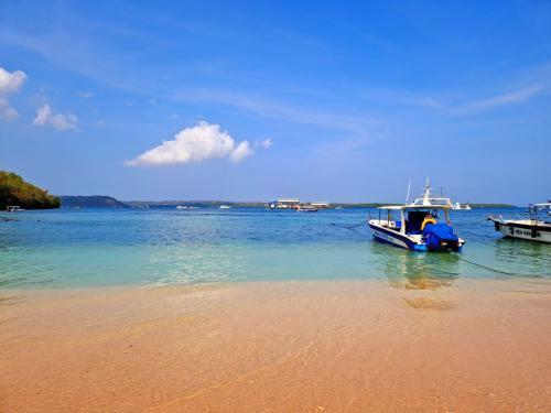 Manets-Beach-Nusa-penida-Bali