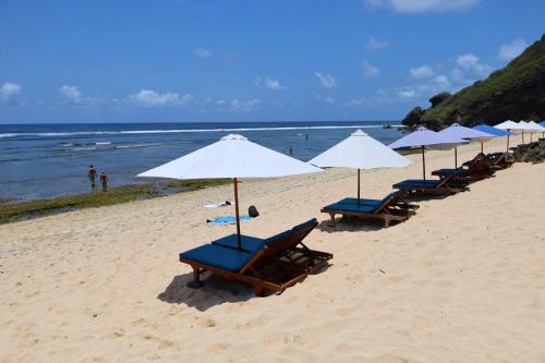 Nyang-Nyang-Beach-Bali-sunbeds