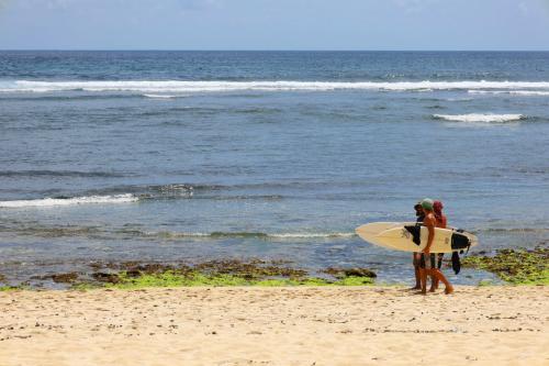 Nyang-Nyang-Beach-Bali-surfers
